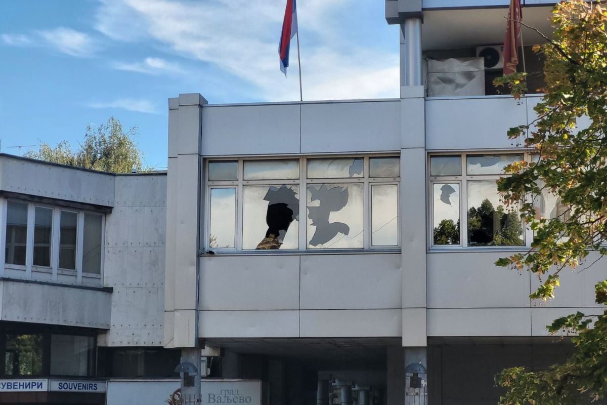 Polupani prozori na Gradskoj upravi (Foto: Kolubarske.rs)