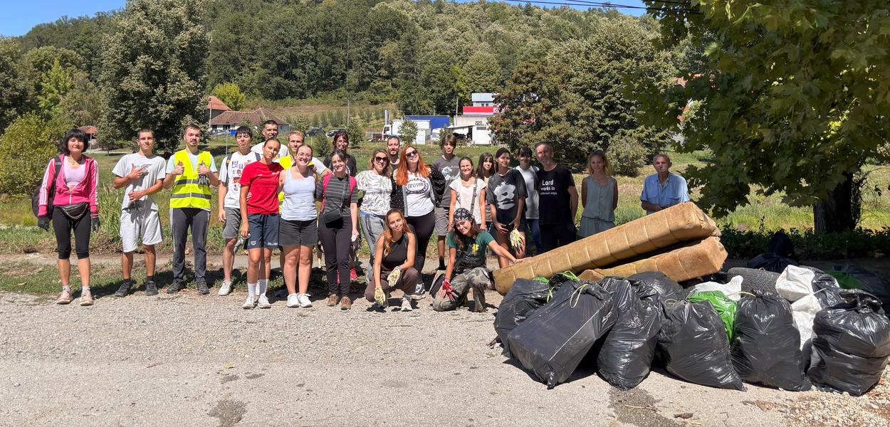 Učesnici akcije sa pokupljenim đubretom (Foto: Kolubarske)