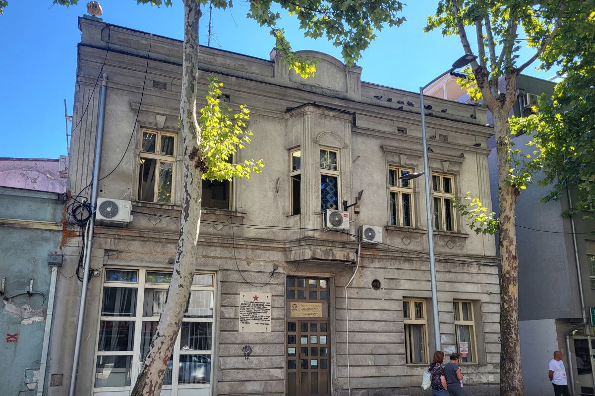 Zgrada pod zaštitom u kojoj je komunalna milicija (Foto: Kolubarske.rs)