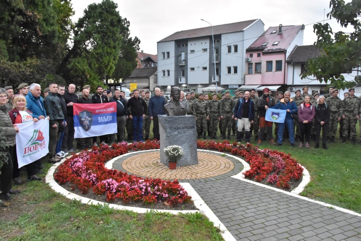 Polaganje venaca ispred spomen-biste (Foto: www.valjevo.rs)