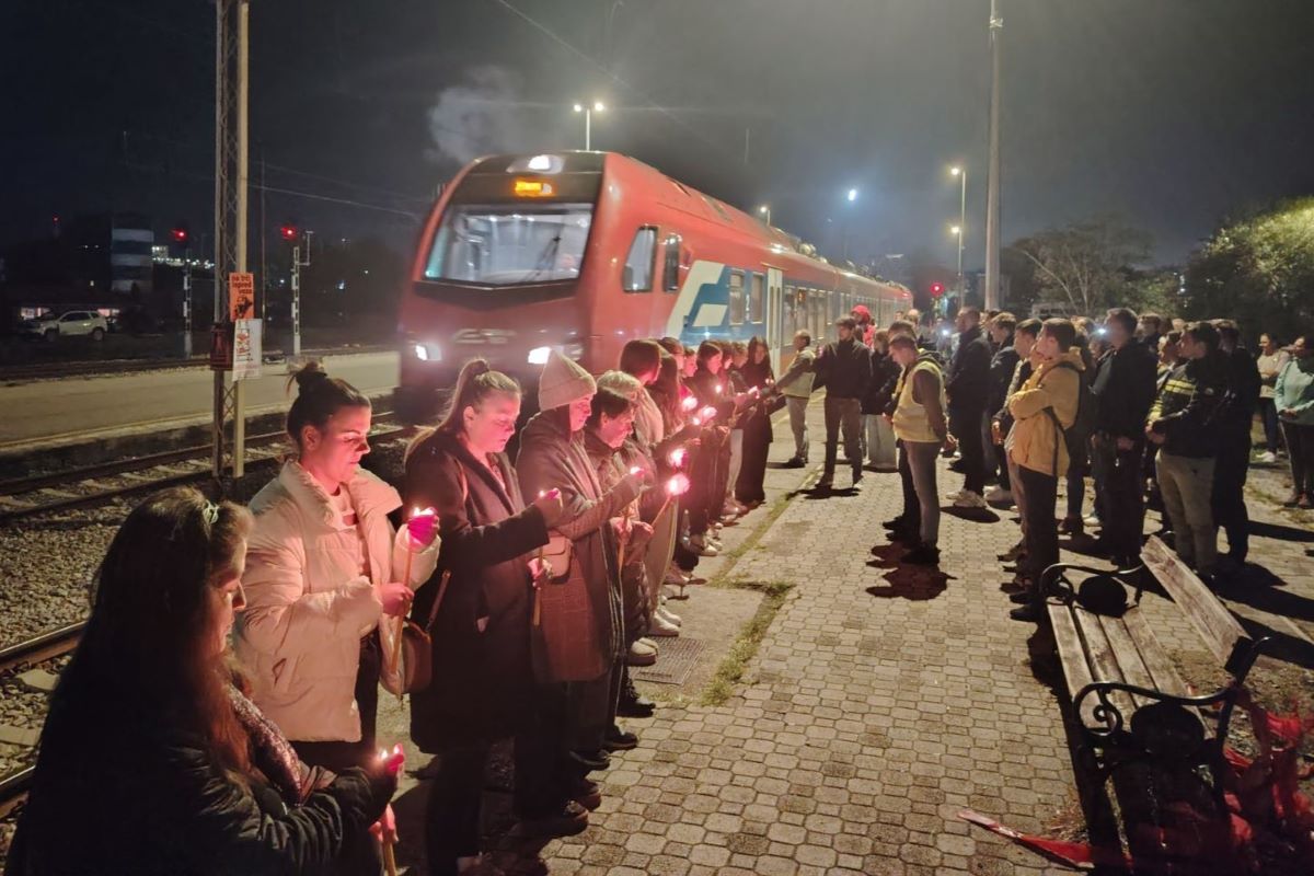 16 minuta tišine na Železničkoj stanici (Foto: Kolubarske.rs)