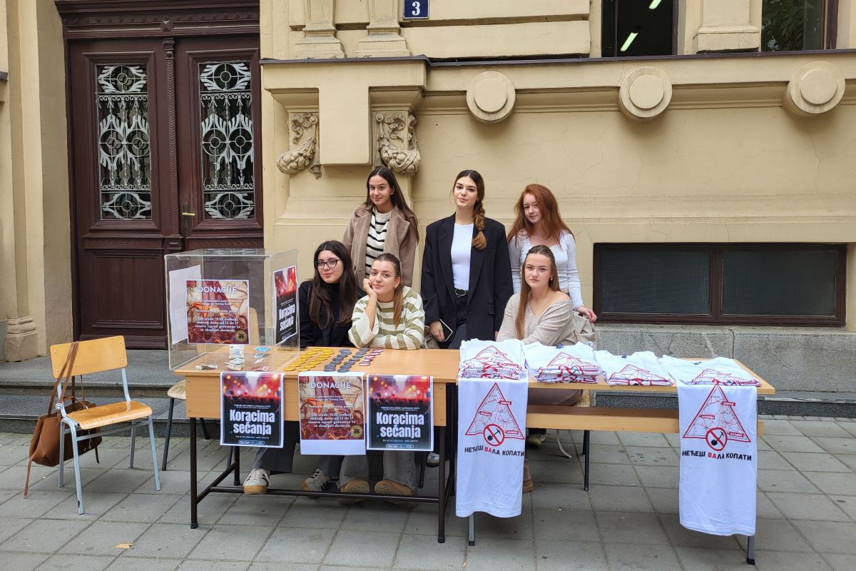 Gimnazijalke na štandu za donacije (Foto: Kolubarske.rs)