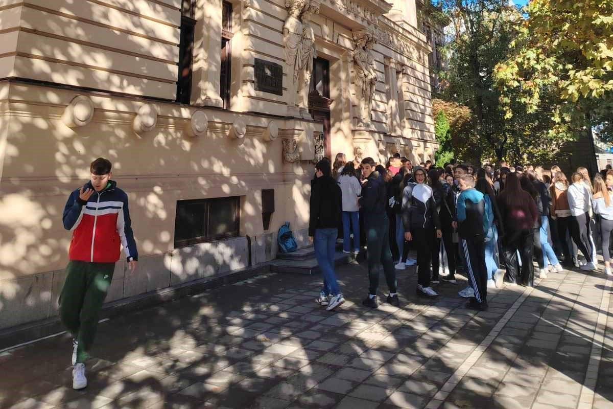 Gimnazijalci ispred škole (Foto: Kolubarske.rs)