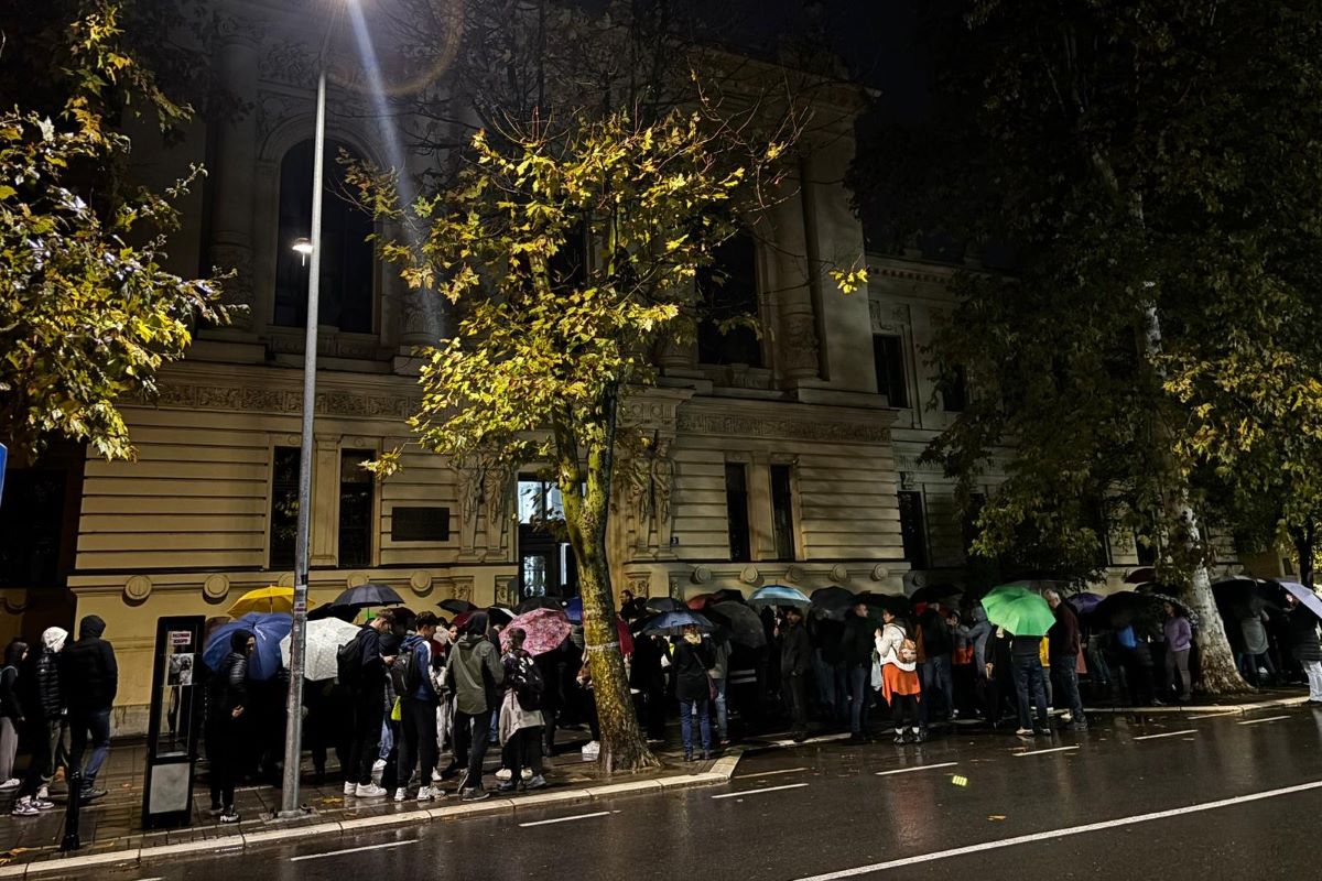 Gimnazijalci ispred škole (Foto: Sofija Ranković)