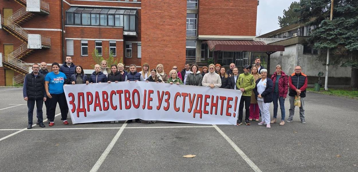 16 minuta tišine ispred Valjevske bolnice (Foto: Kolubarske.rs)