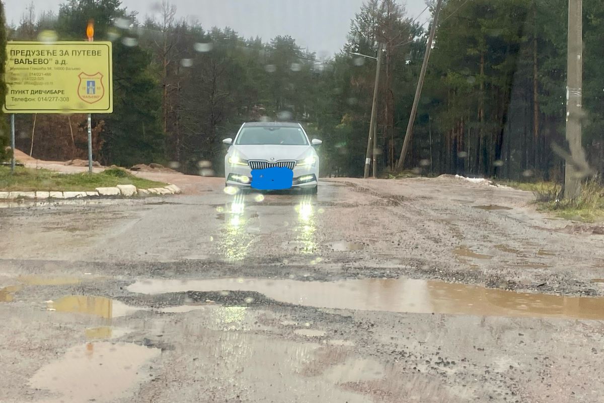 Rupe na ulici (Divčibare)