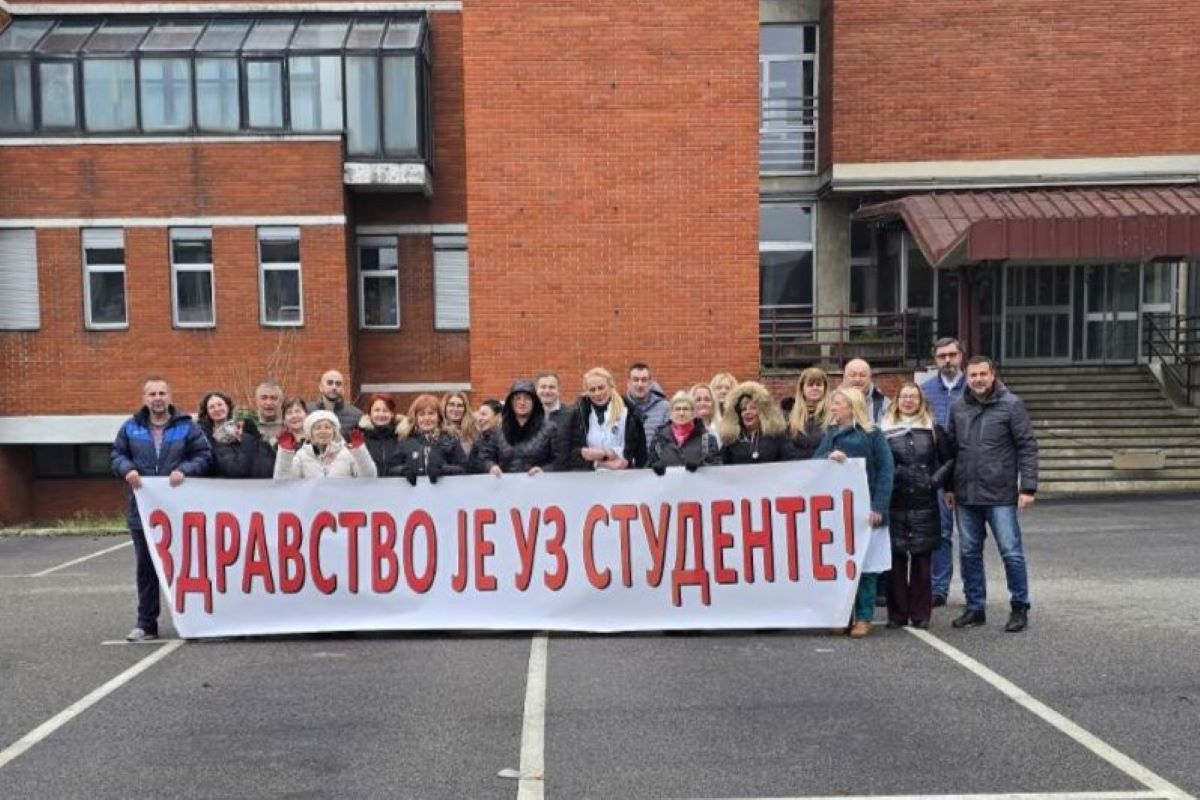 Tišina i podrška ispred bolnice (Foto: Ilija Kovačević)
