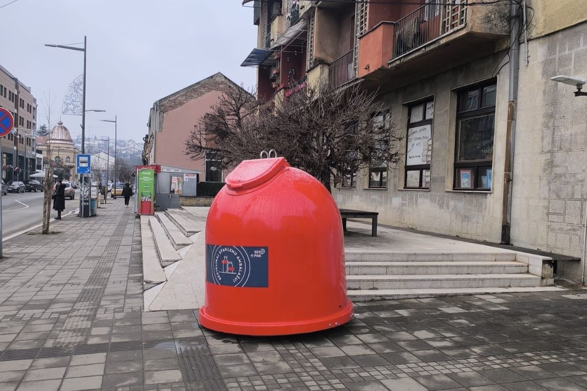 Zvono ispred Biblioteke