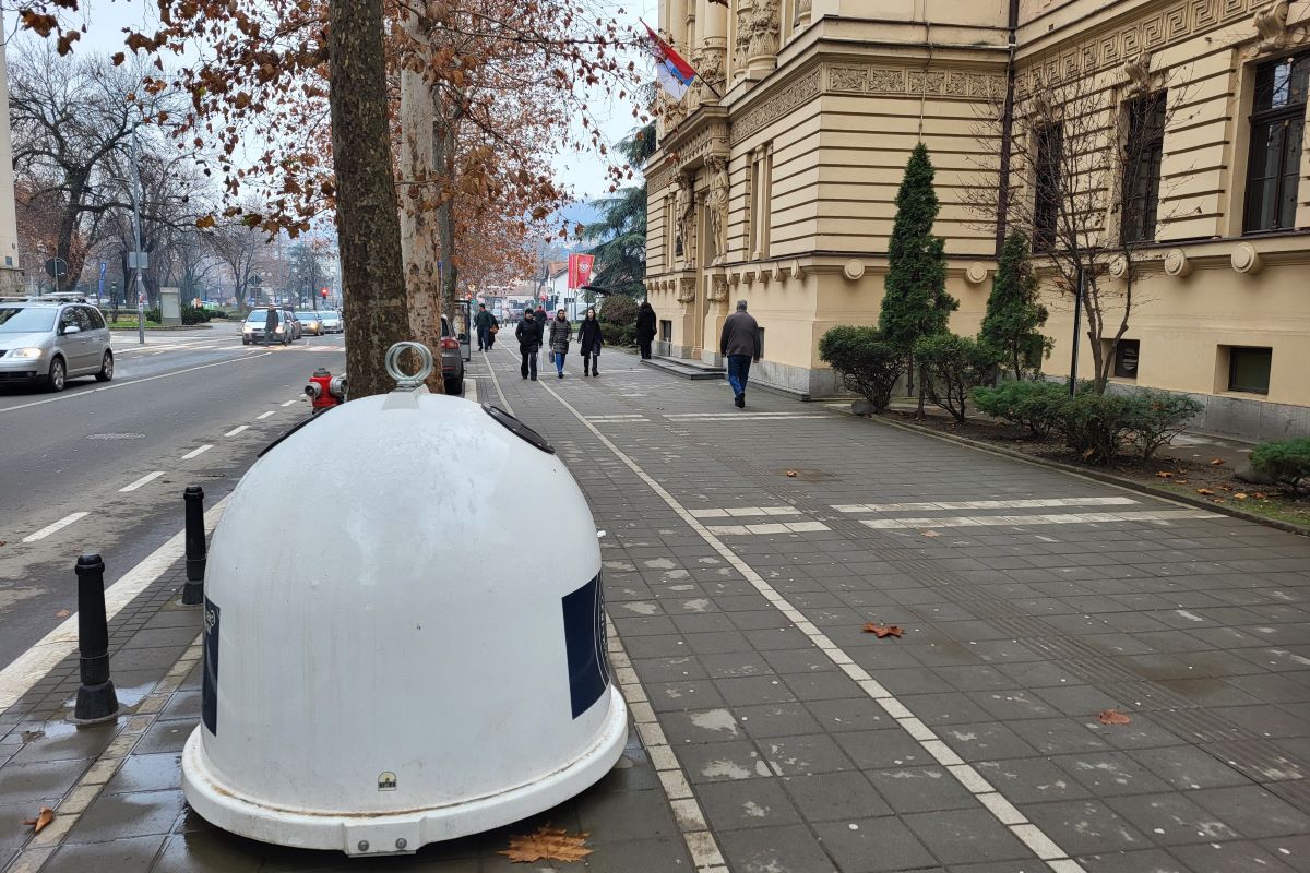 Belo zvono ispred Gimnazije