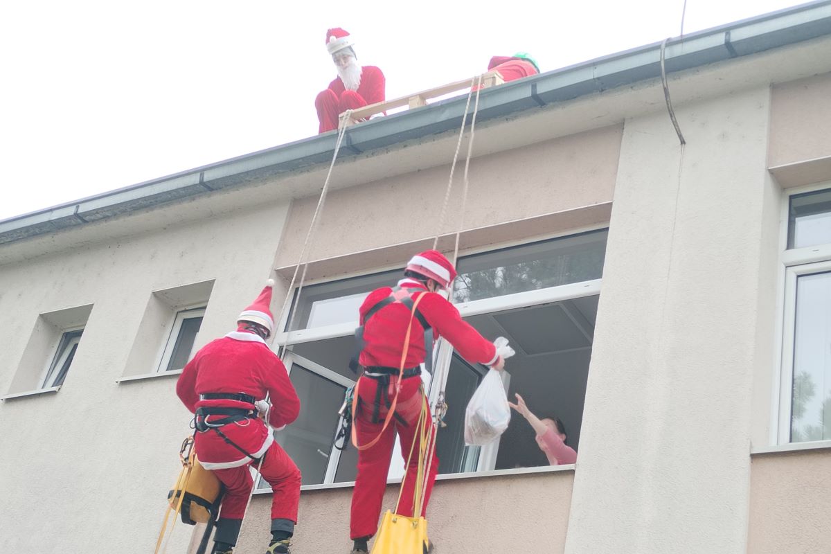 Deda Mraz direktno sa krova bolnice (Foto: www.zcvaljevo.rs)