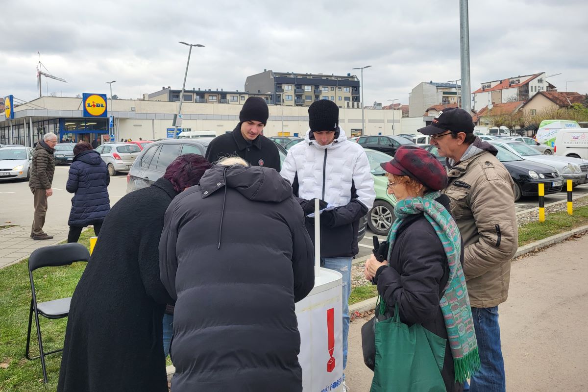 Građani, Lazar i Luka na štandu