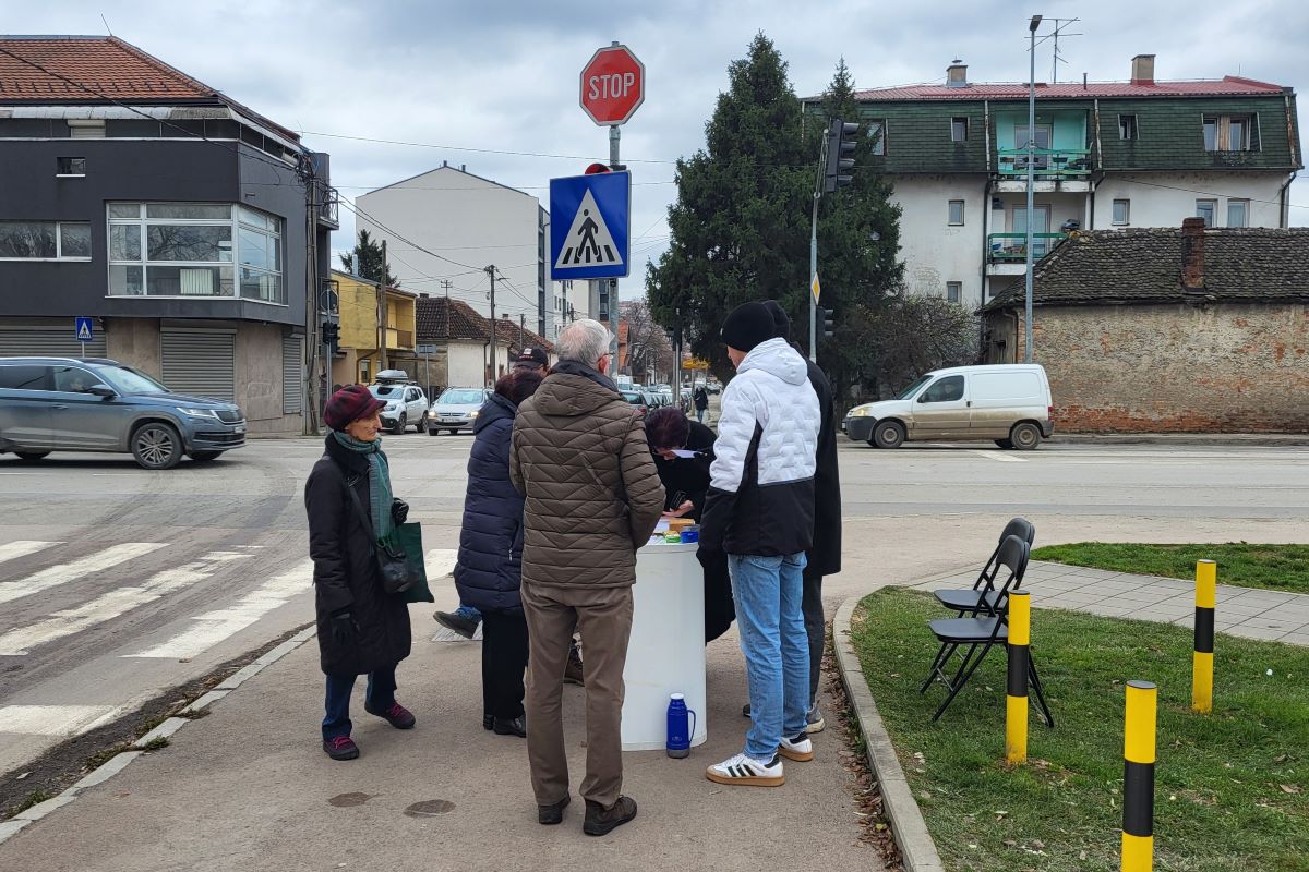 Štand za potpisivanje (Foto: Kolubarske.rs)