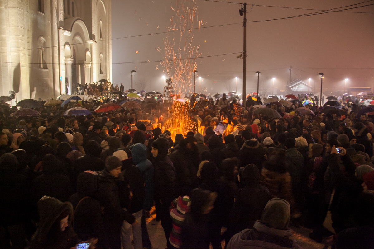 Loženje badnjaka (arhiva) (Foto: Đorđe Đoković)