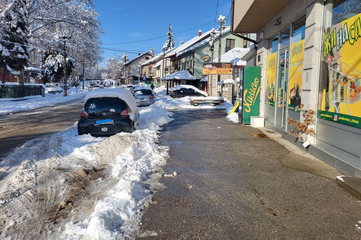 Očišćen sneg ispred lokala (Foto: Kolubarske.rs)