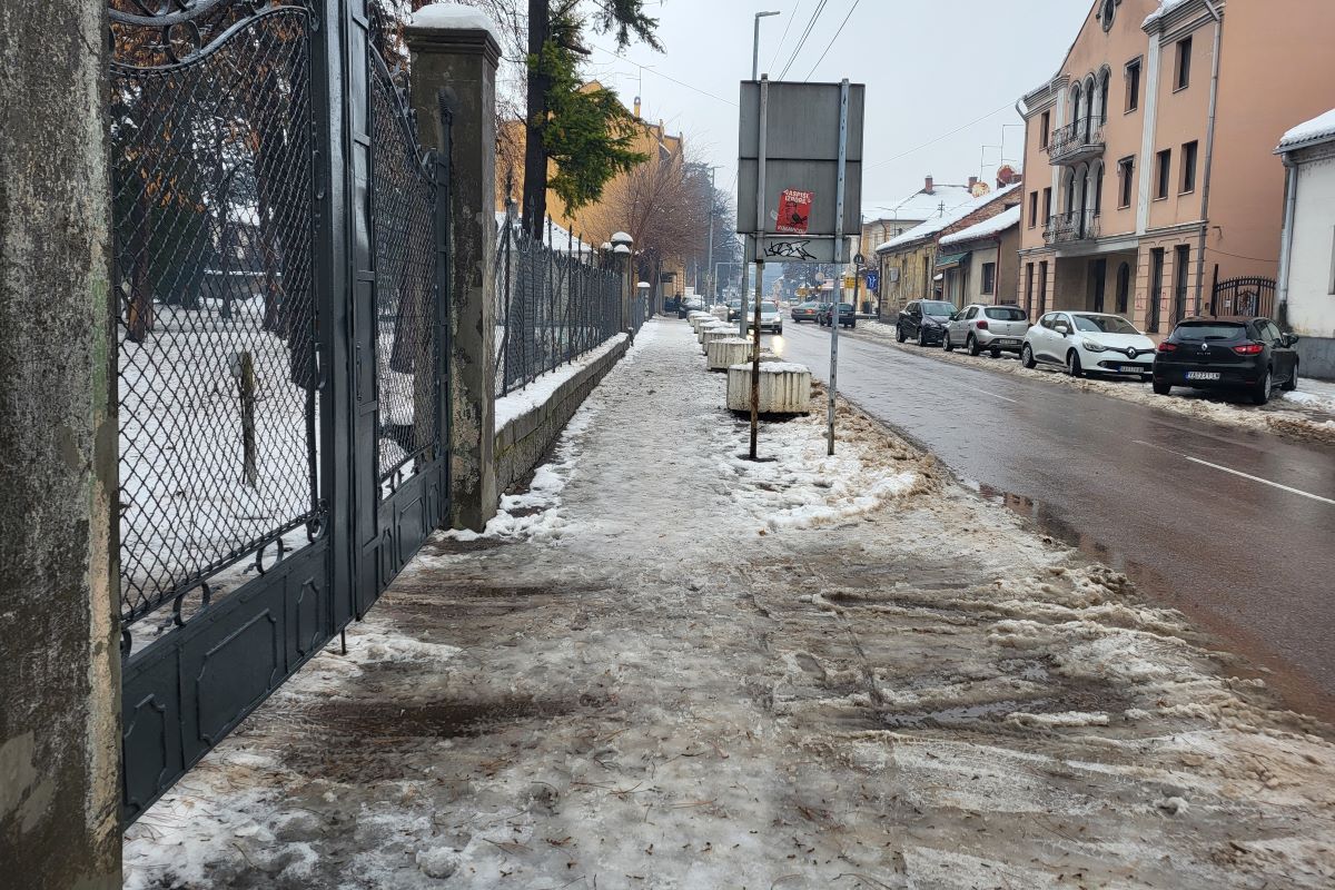Trotoar uz ogradu Drinske divizije