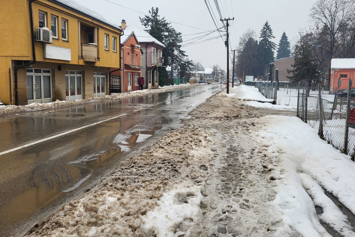 Trotoar pored kasarne