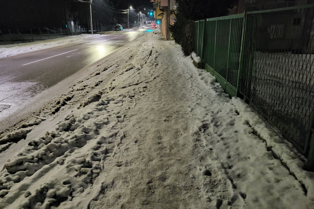 Trotoar ispred Ekonomske (ulaz iz Ul. vojvode Mišića)