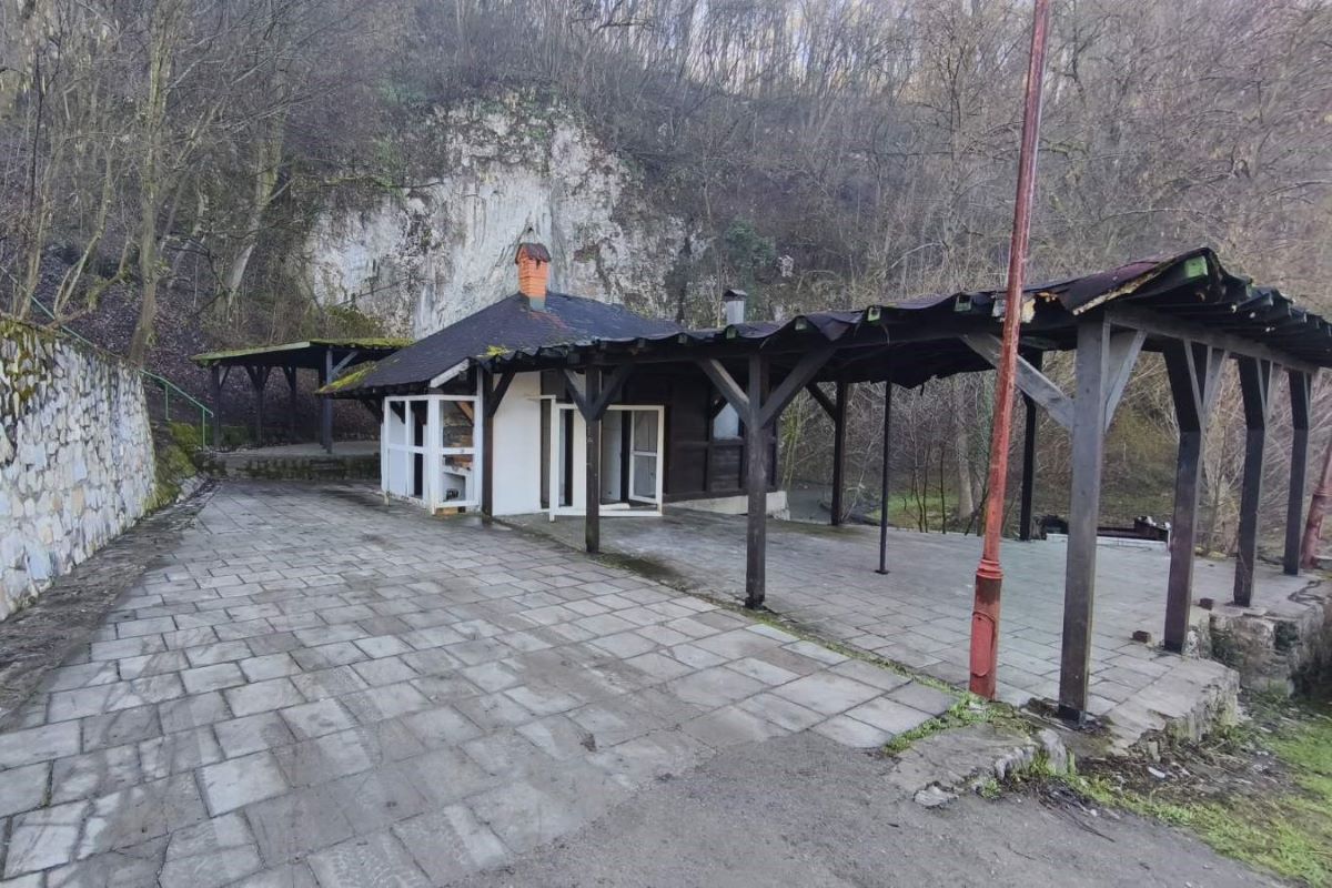 Ispred Petničke pećine