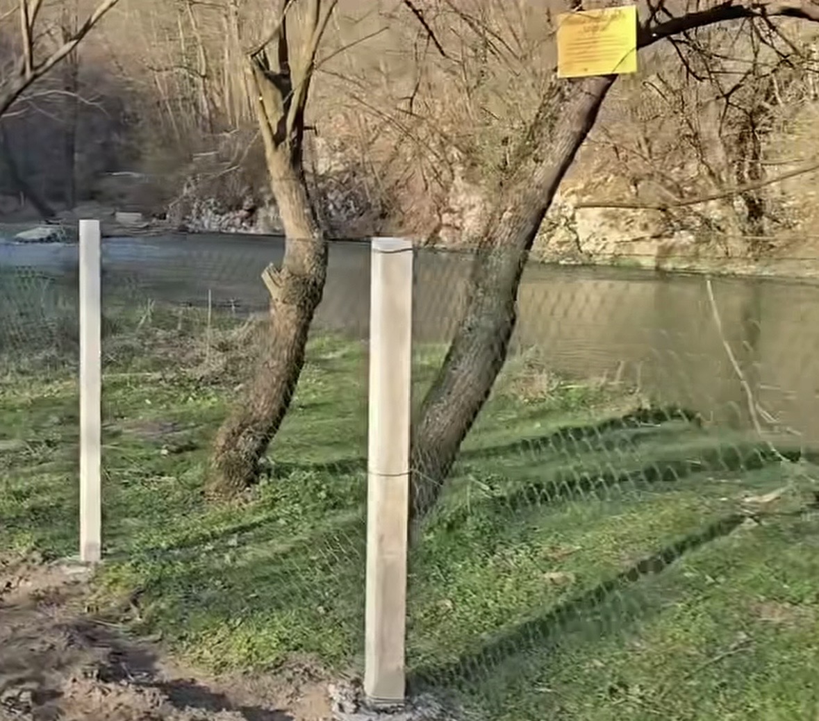 Ograđen prilaz reci Gradac