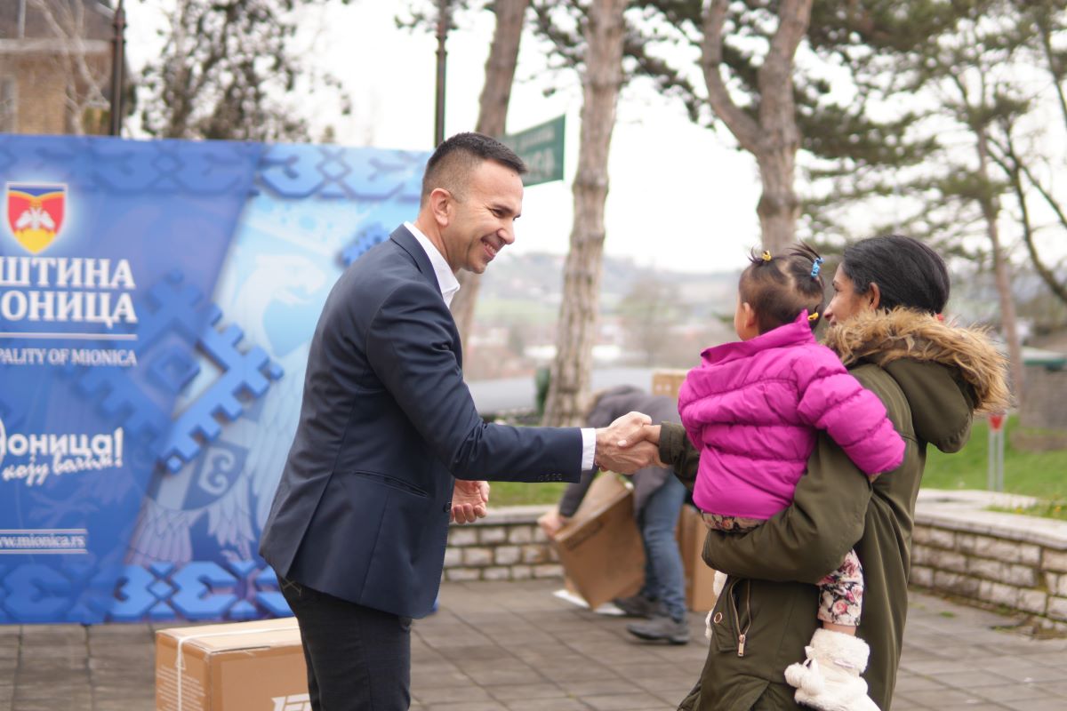 Janković uručio poklon (Foto: www.mionica.rs)