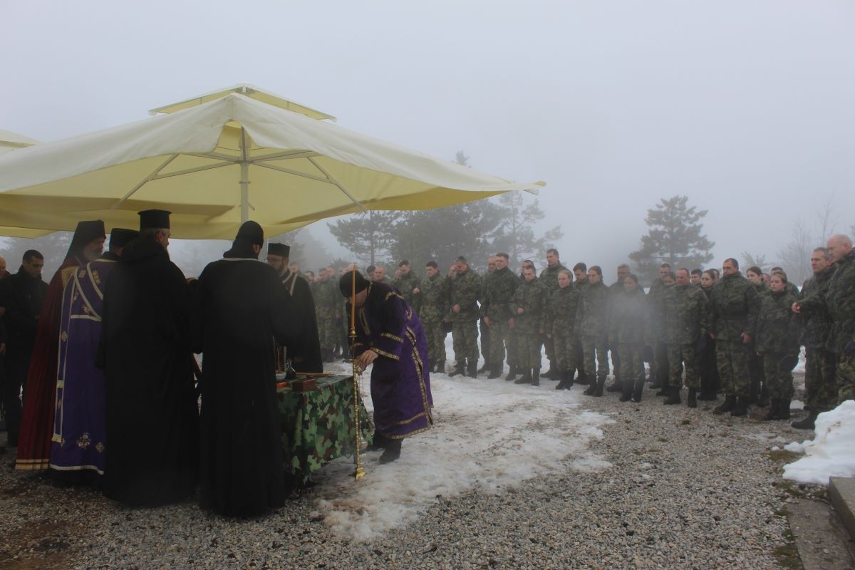 Parastos poginulim oficirima