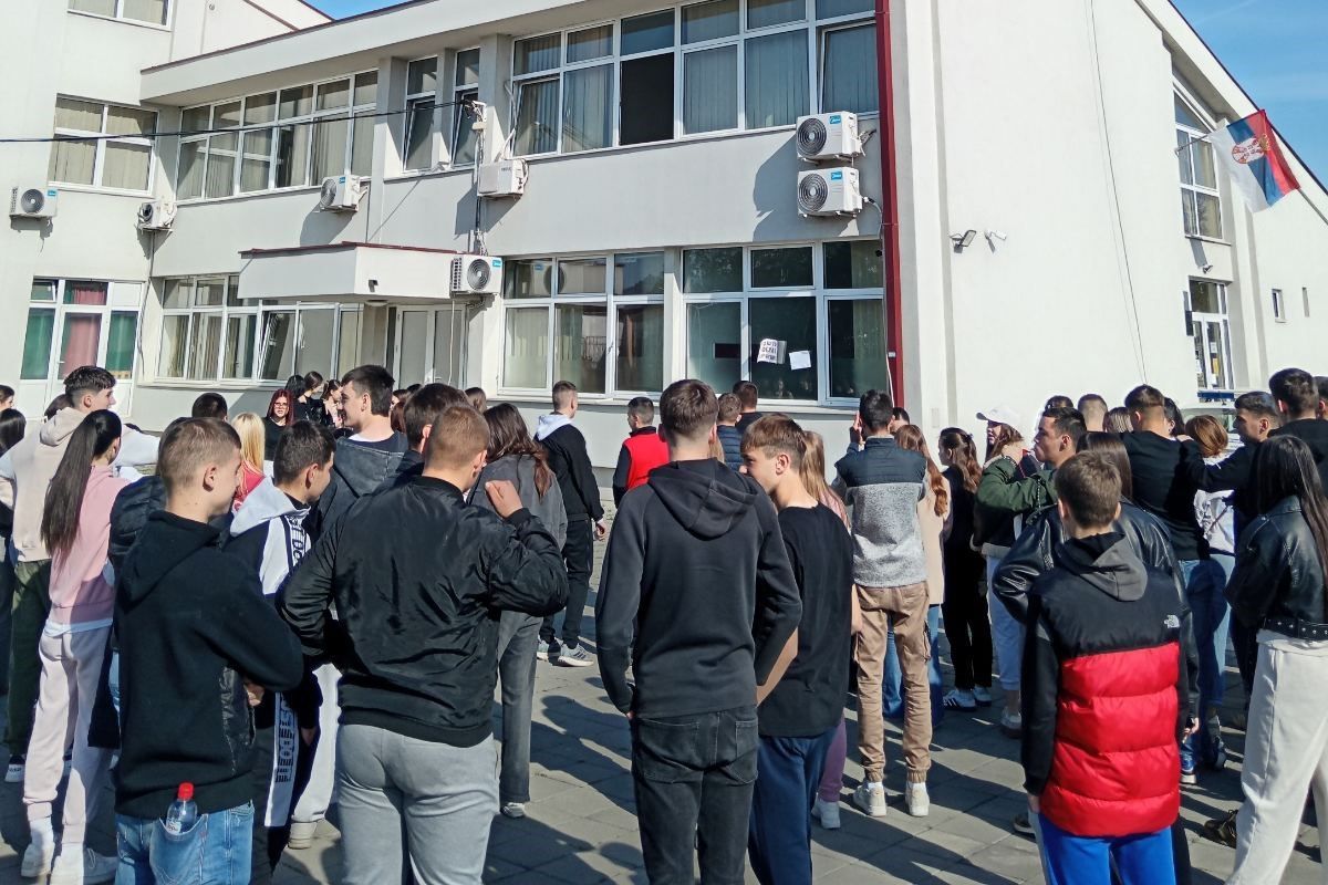 Učenici - protest ispred škole