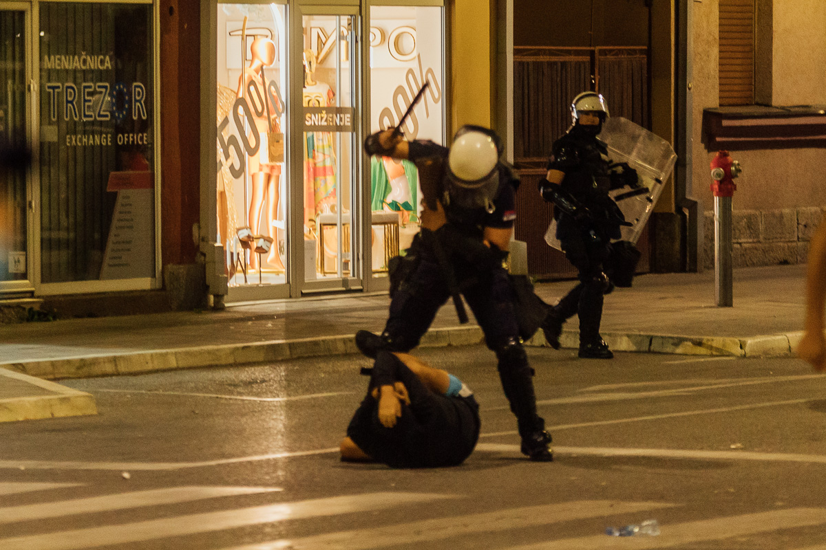 Brutalna intervencija policije (Foto: Đorđe Đoković)
