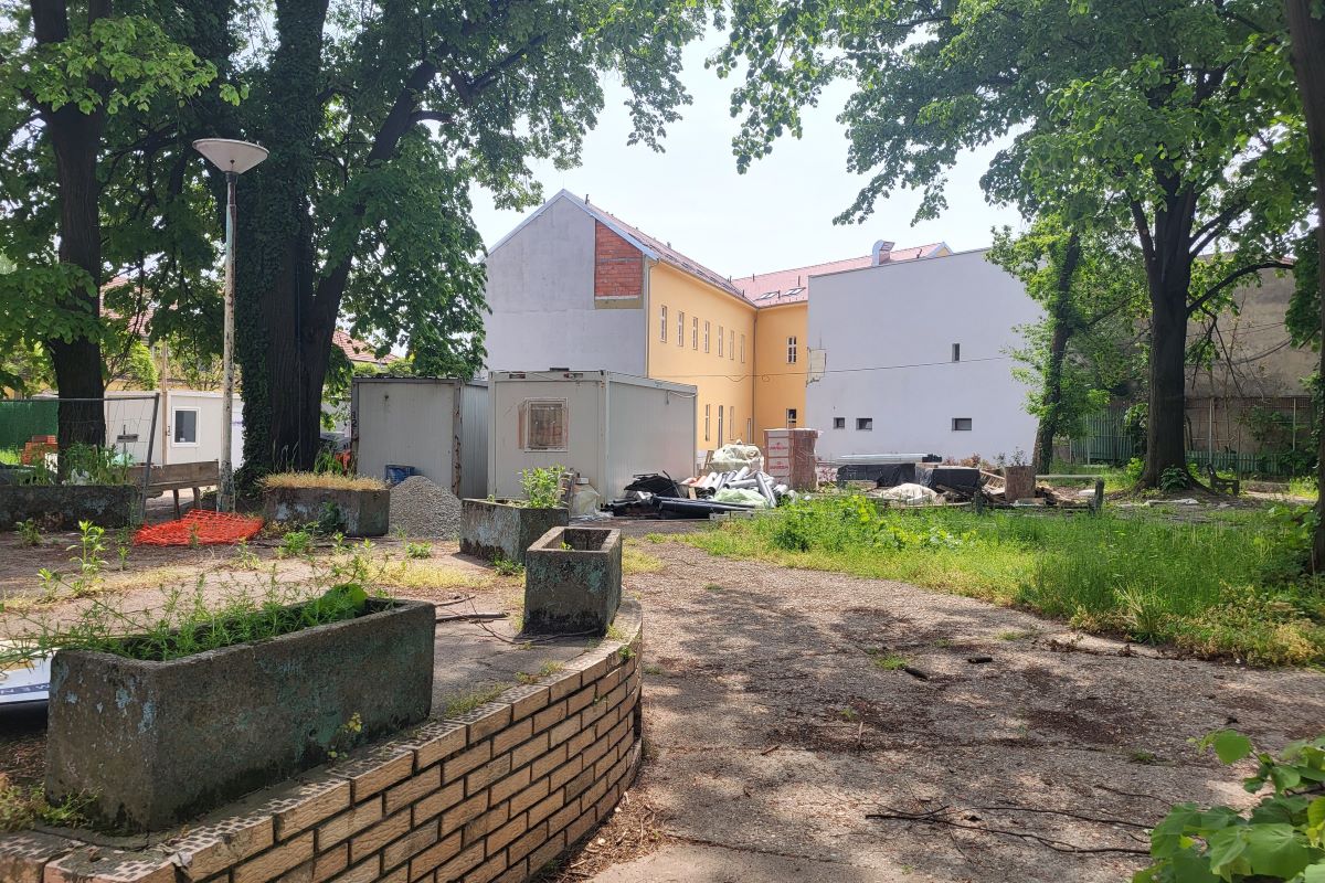 Uzurpirano dvorište Doma vojske (29.04.2026.) (Foto: Kolubarske.rs)