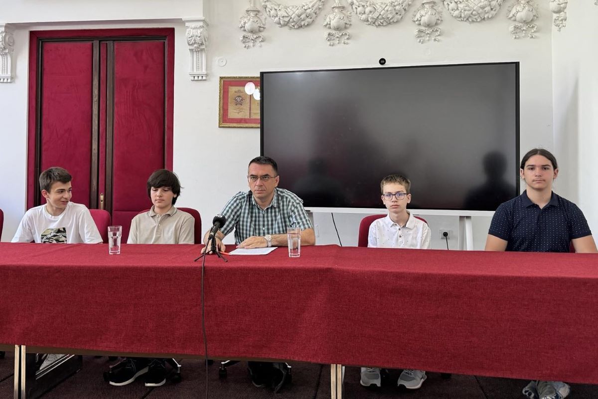 Učenici i direktor Valjevske gimnazije (Foto: Gimnazija)