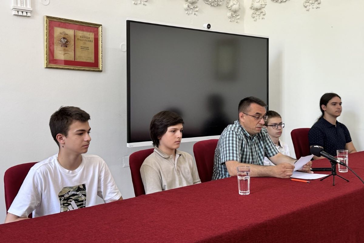 Učenici i direktor Valjevske gimnazije