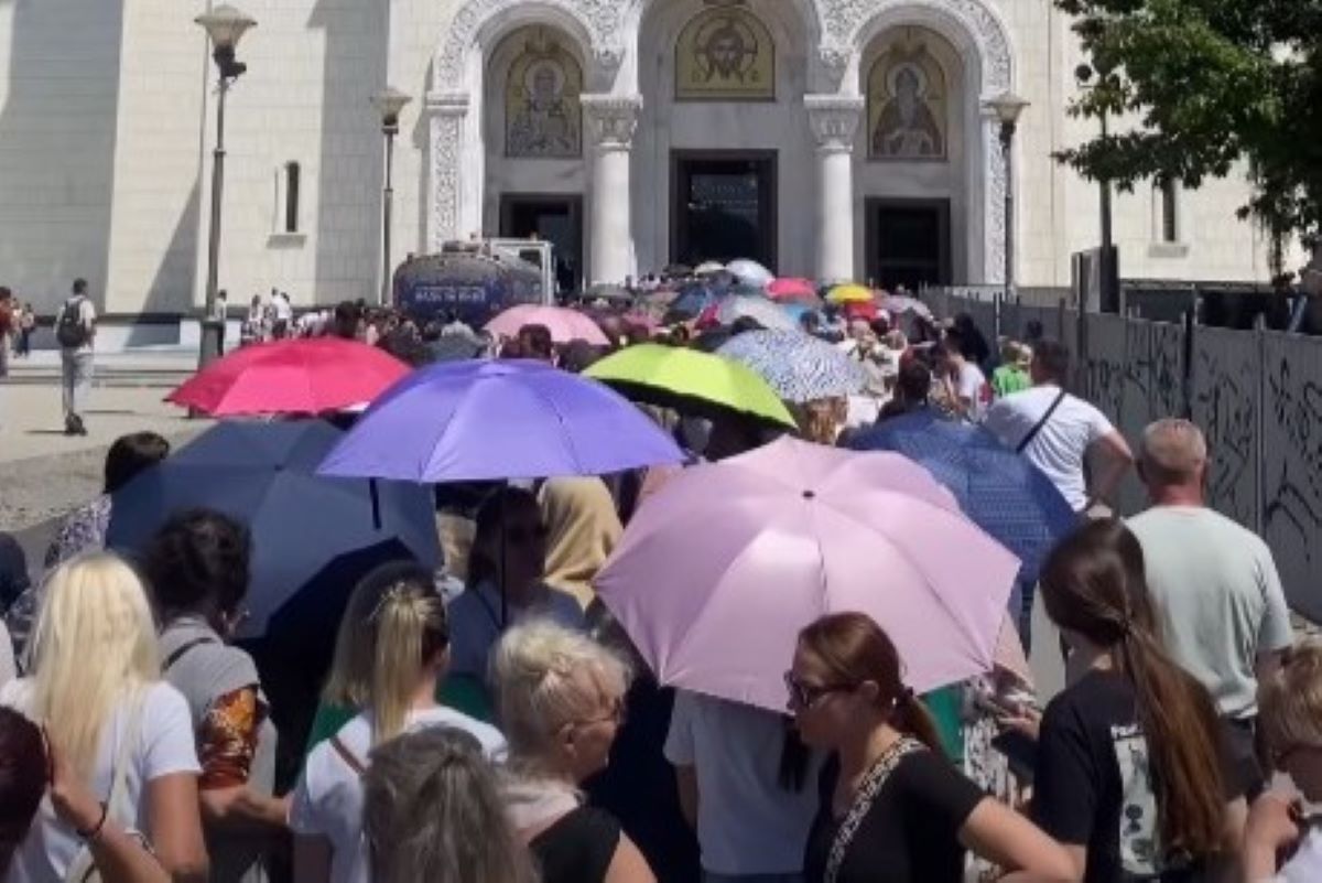 Vernici čekaju da se poklone Pojasu presvete Bogorodice