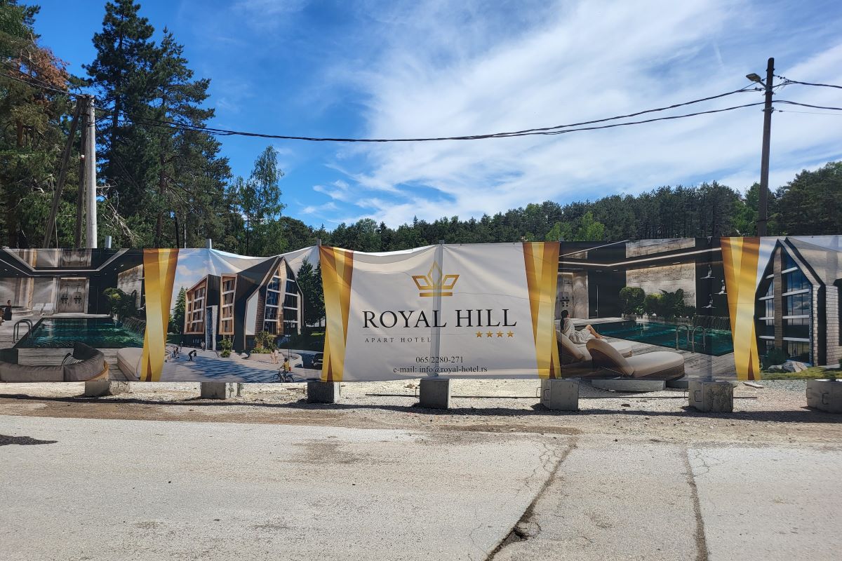 Betonski blokovi i cerada tik uz državni put