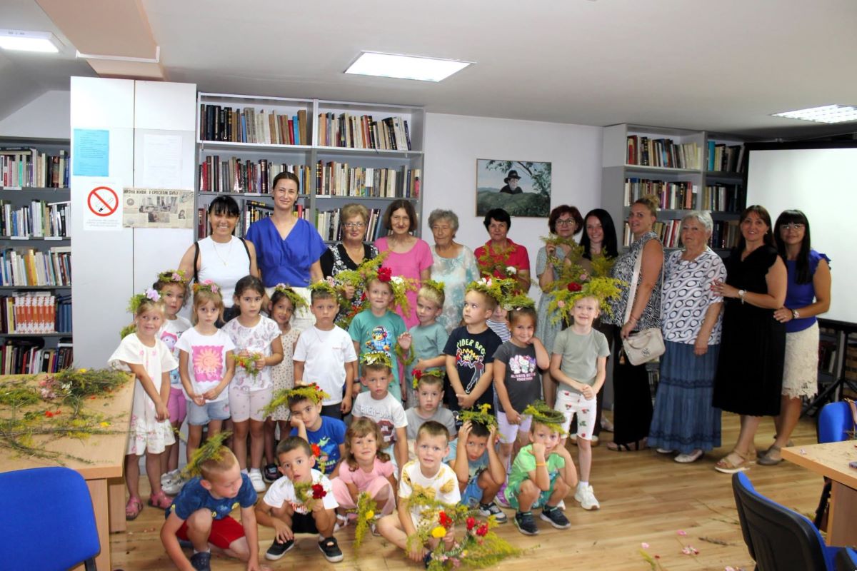 Pletenje ivanjdanskih venčića