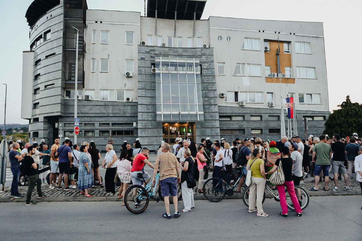 Građani ispred PU (Foto: Đorđe Đoković)