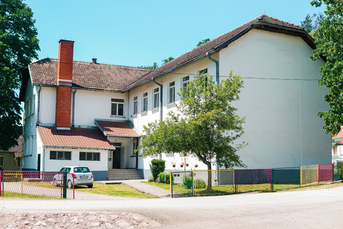 Škola u Brežđu (Foto: www.mionica.rs)