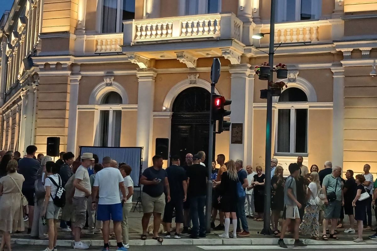 Građani ispred Višeg suda (Foto: Kolubarske.rs)