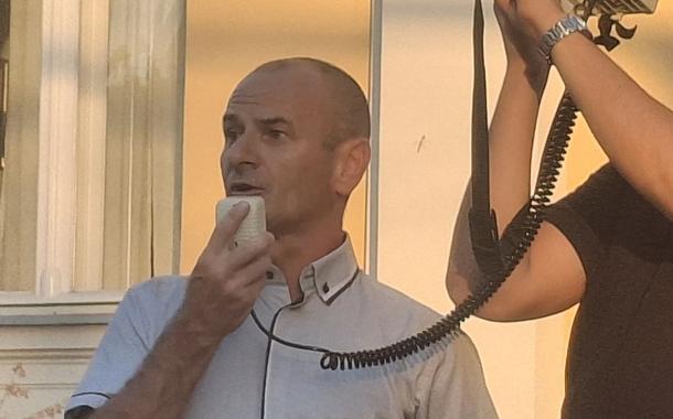 Са скупа подршке након паљења аутомобила, тужилац Вујичић поручио: „Наставићу да радим професионално и без страха“