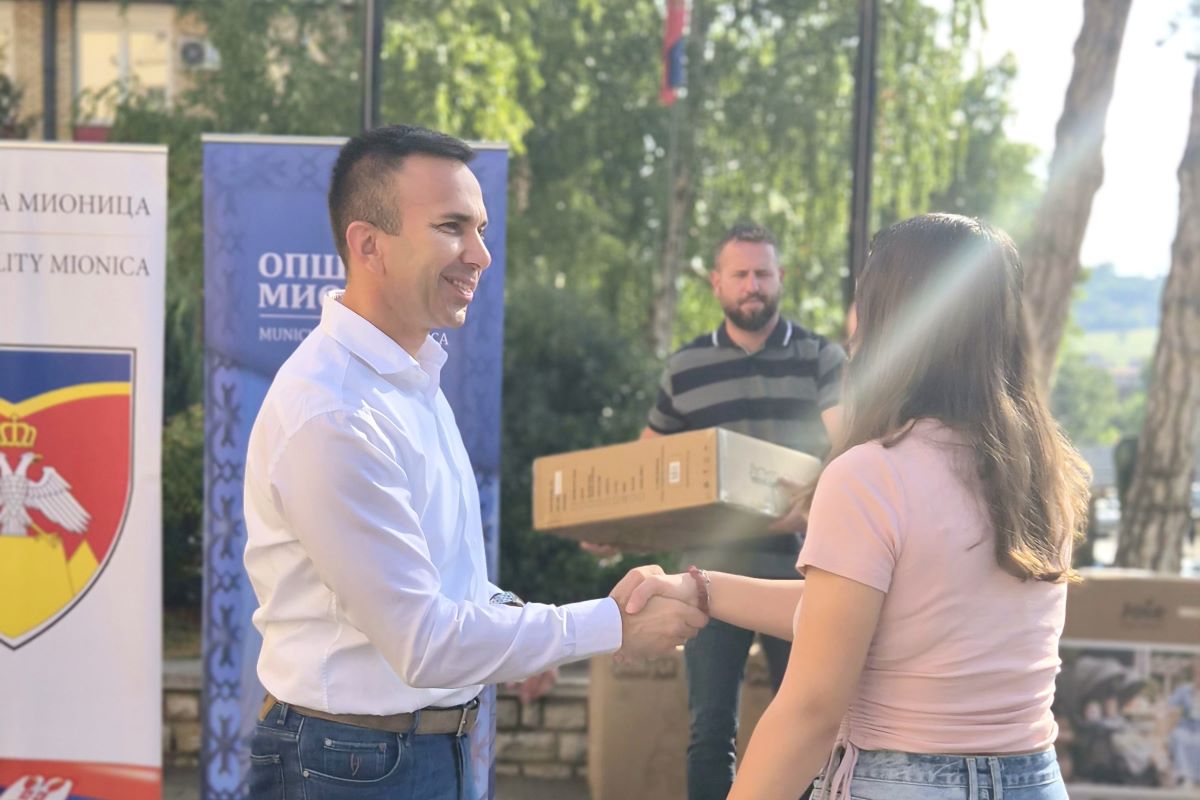 Janković uručio poklone (Foto: www.mionica.rs)