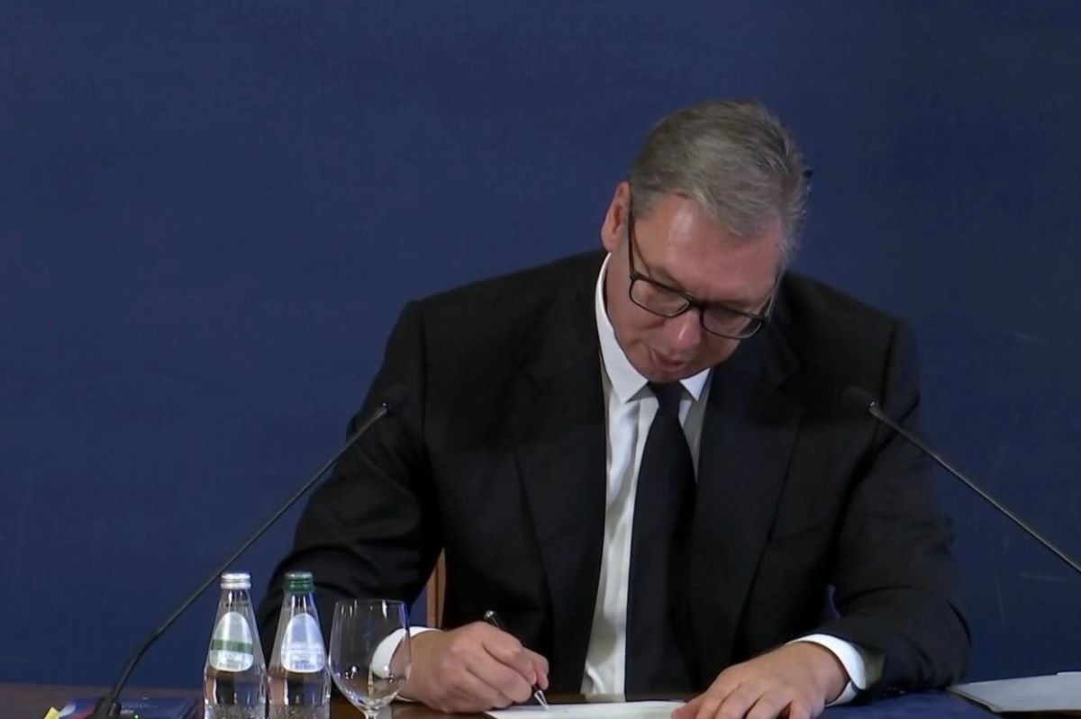 Vučić potpisao ostavku