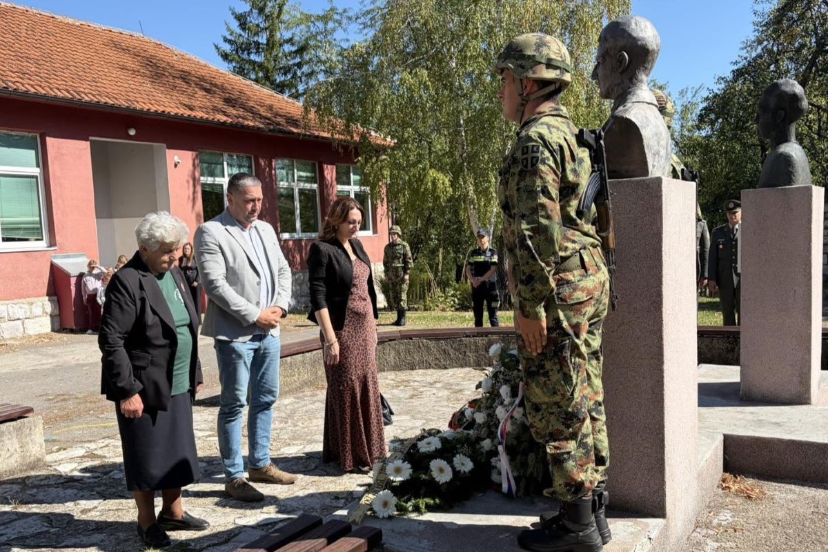 Venac na spomen-bistu Mirkoviću