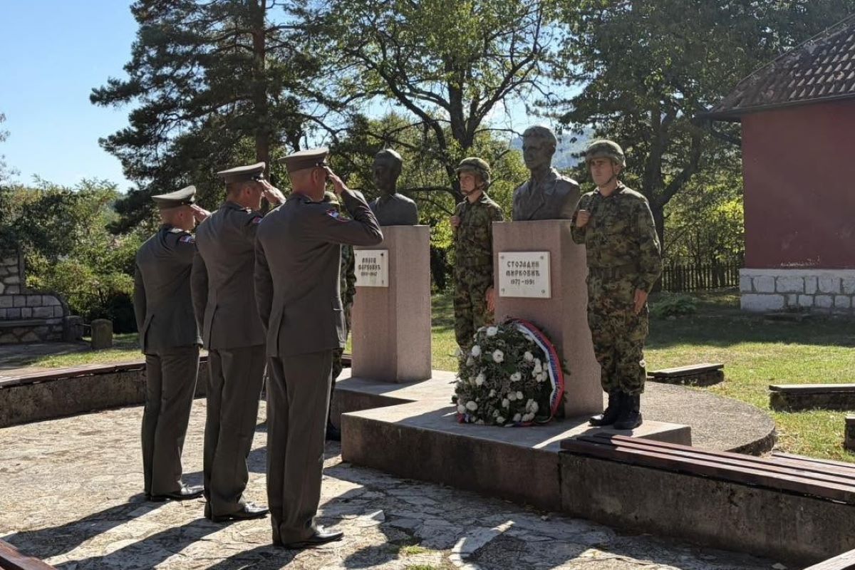 Venac na spomen-bistu Mirkoviću (Foto: Grad Valjevo)