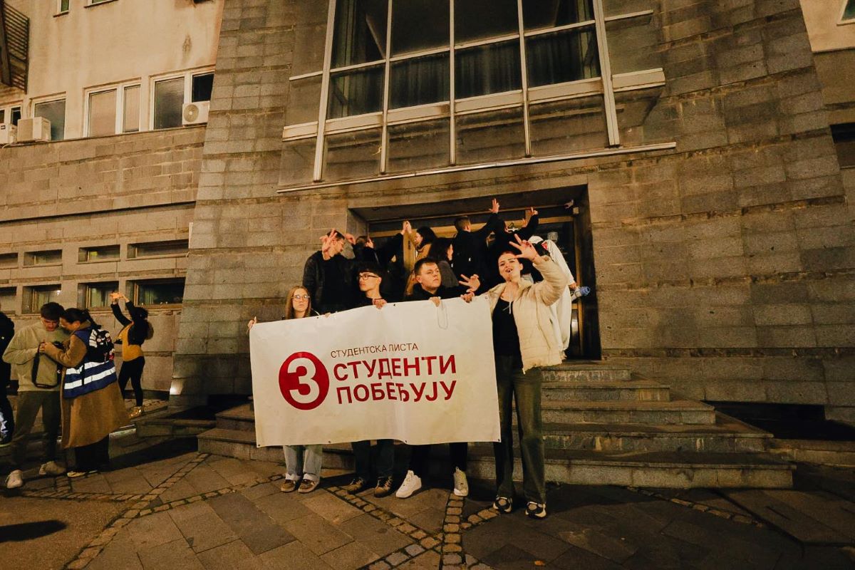 Studenti pobeđuju ispred policije