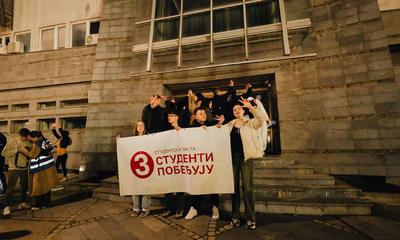 <p>Studenti pobeđuju ispred policije</p>